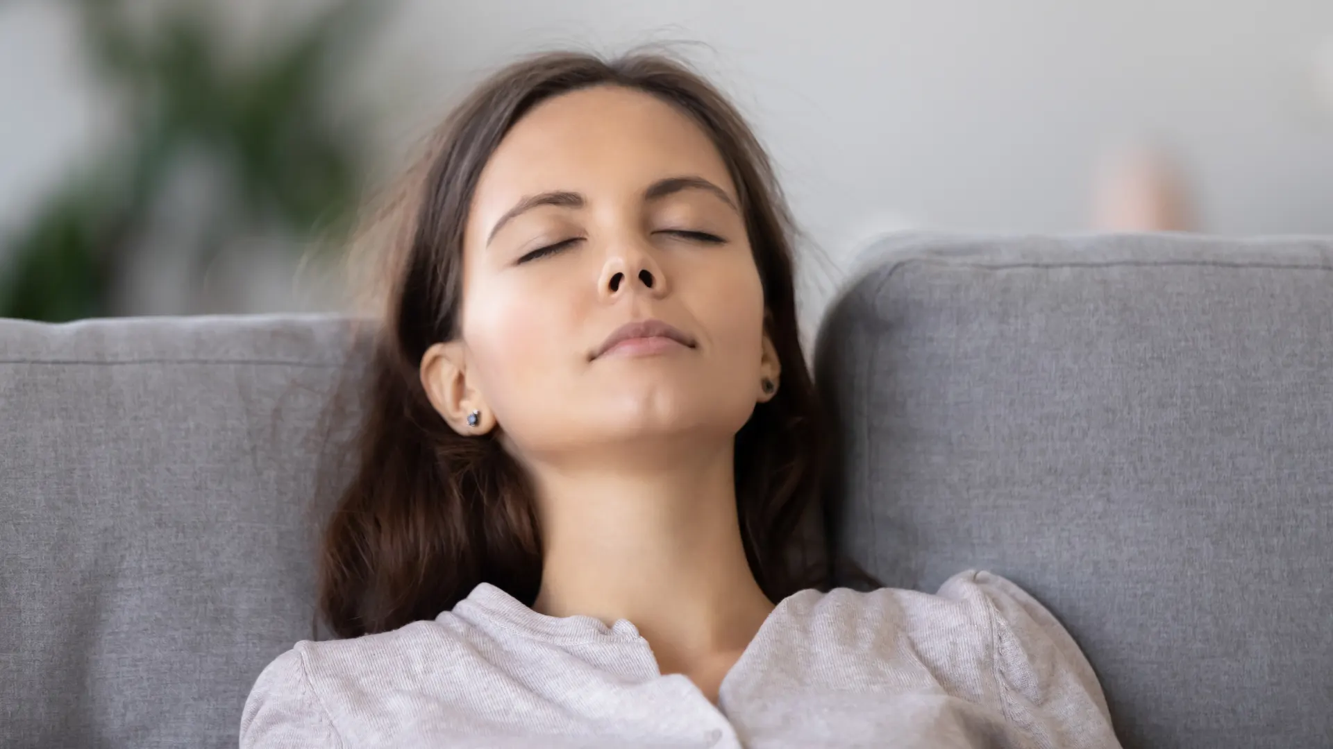 woman experiencing tinnitus